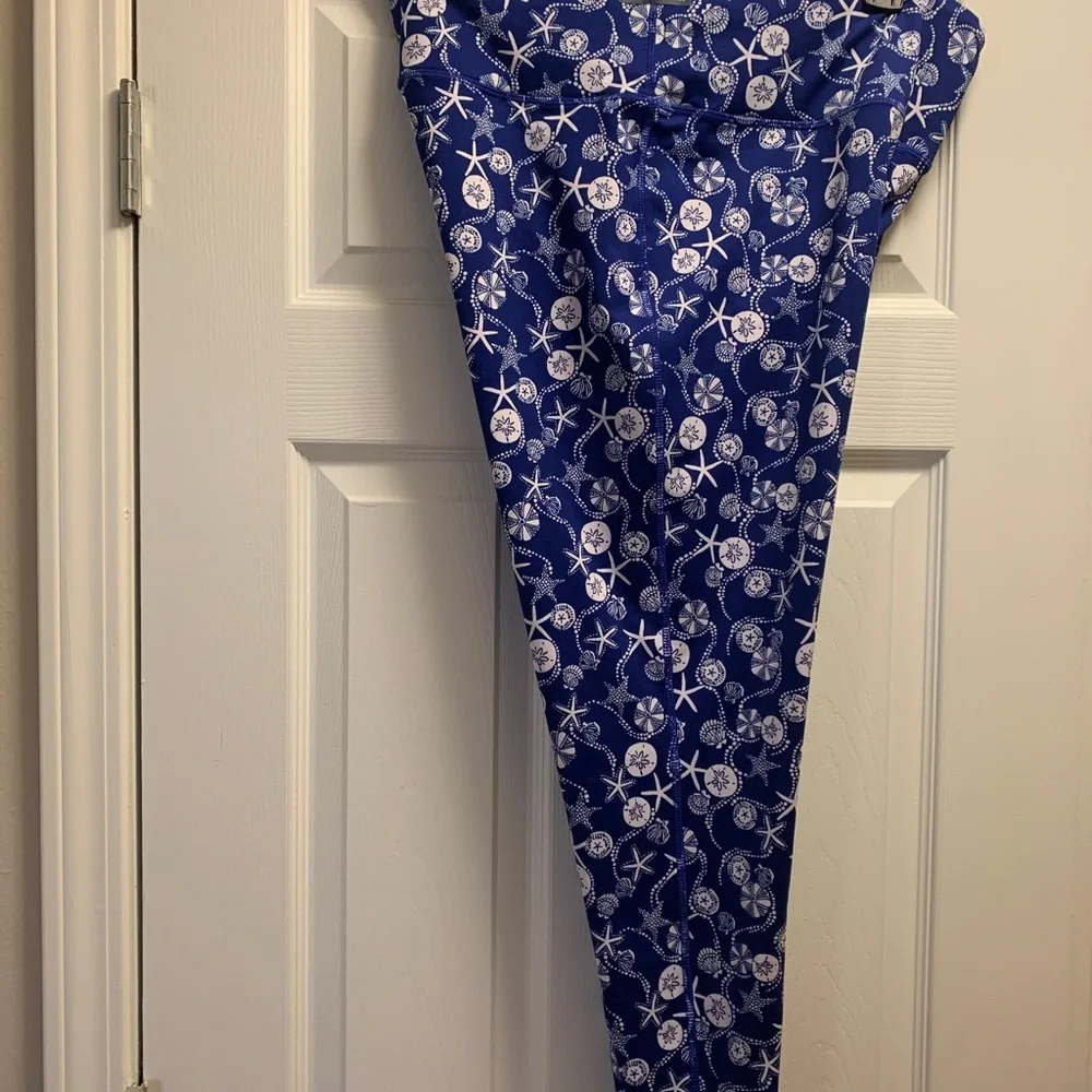 Beautiful blue&white tossed shell pattern Athletic leisure 80% poly 14%spandex - Picture 5 of 5